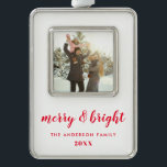 明るいメリークリスマスの写真 シルバープレートフレームオーナメント<br><div class="desc">ミニマモダンリスト家族の写真メリーと明るいクリスマスの装飾は、書エレガント文字のフォントと明るいメリー特徴。家族の名前と年をカスタマイズする。</div>