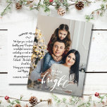 明るいメリークリスマスの手書家族の写真 ポストカード<br><div class="desc">祝このおもしろいはがきのこの季節は、あなたの垂直な写真と手札の文字が前面に"と明メリーるい"とカスタムバックにのノート。またはもし、入力したノートを背面から削除し、各はがきを個別に手書き入力する。差出人住所郵送用の簡単を追加。シンプルおもしろいもフェスティバルも休日の希望を送る完璧なハガキだ。</div>