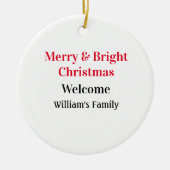 明るいメリークリスマスは家族の名前を歓迎の喜びを追加 セラミックオーナメント (正面)
