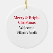 明るいメリークリスマスは家族の名前を歓迎の喜びを追加 セラミックオーナメント (裏面)