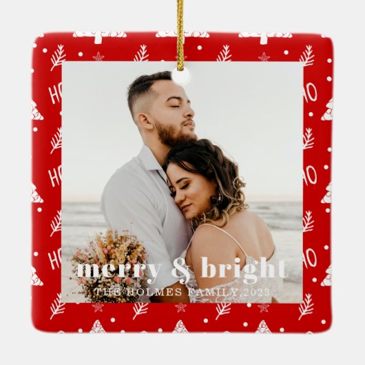 明るいメリークリスマスツリーカップルの写真は赤 セラミックオーナメント (裏面)