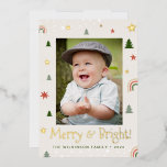 明るいメリークリスマス・パイン・スターズのカスタム写真 箔シーズンカード<br><div class="desc">このホイルのホリデーカーエレガントドでパーソナライズされたあなたの休日の挨拶を輝かせる。このデザインは、松の木、星、さらには虹のおもしろい休日のアイコンを備え、すべての洗練と魅力を追加する実在金ゴールドフォイルのtouchで強化された。おカスタマイズ客様の写真、家族の名前、年を追加してカードを心から歓迎しユニークている。"と明メリーるい"という言葉は実在金ゴールドホイルで強調され、フェスティバルと華やかな表情を作り出す。星アイコンと虹も同じ金ゴールドフォイルを備え、デザインに魔法のtouchを追加する。カードの全体的な配色鮮やかは、松の木の緑の色合い、箔の黄金の輝き、虹のカラフルの存在と楽しい。この組み合わせは、明るく祝いの雰囲気を作り出し、ホリデーシーズンの精神を完璧に捉える。このカードを愛する人に送ると、彼らの顔にスマイルをもたらし、休日の応援で彼らのハートを満たす。要素とパーソナライズされた金ゴールドフォイル実在とアイコンの組み合わせよくはしゃぐは、このカードが喜びと幸福を広めるための際立った選択肢となる。この明祝るいクリスマスカードで休日のシーズンの魔法と暖メリーかさが楽しめる。自分のカスタマイズスタイルを反映しユニーク、何年も大切に思う大切な記念品を作り出すこと来だ。</div>