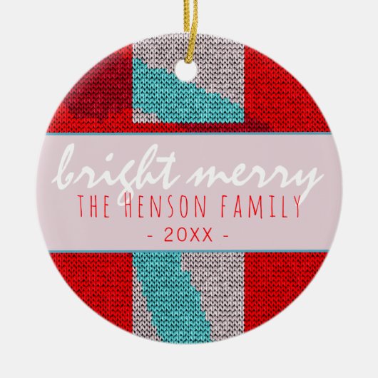 明るいメリースクリプトレッドニット編み物ファミリー セラミックオーナメント (正面)