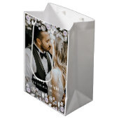 明るいメリースモダンクリスマのカップル写真 ミディアムペーパーバッグ (正面アングル)