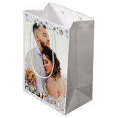 明るいメリースモダンクリスマのカップル写真 ミディアムペーパーバッグ (裏面アングル)