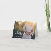 明るいメリータイポグラフィのモダンクリスマスフォト シーズンカード (正面)