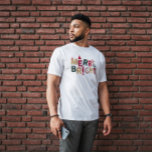 明るいメリーレトロカラフルタイポグラフィ Tシャツ<br><div class="desc">赤メリー色、森の緑、金ゴールドの明るいカラフルレトロタイポグラフィデザイン。</div>