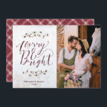 明るいメリー農家カップル写真クリスマス シーズンカード<br><div class="desc">この&ブライトカップルの写真のホリデーカードでファームハウスの魅力のtouchで居心地の良いクリスマスの願いを送メリーる – あなたの愛と光を共有する美しい方法は、今季。暖かく素朴な美意識との農家のエレガンスを備えたデザインでシンプル、このカードは明るいメッセージと共にお気に入りのあなたのカップルの写真をメリー特徴としている。 それは心とホメイの完璧なブレンドであり、意味のある瞬間と時代を超越したスタイルを愛するカップルに理想的である。個人的な休日カスタマイズ記念の写真新婚やカップルや長年の恋人に最適シンプルさと魂で際立つホリデーメールのための素敵な選択です愛はすべての人の中で最も明るい光であるため、それは共有されることを意図している。</div>