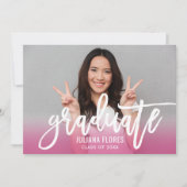 明るいモダンピンクのブラシ付きスクリプトの大学院写真 招待状 (正面)