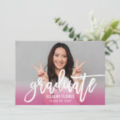 明るいモダンピンクのブラシ付きスクリプトの大学院写真 招待状 (スタンド正面)