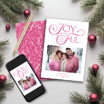 明るいモダンピンクの嬉しいクリスマスの写真 シーズンカード<br><div class="desc">明るいモダンピンクと白の喜びクリスマスの休日のフォトカードトレンディーのタイポグラフィと素朴な、ピンクと白の松と冬の緑のパタモダンーンとスタイリッシュパターン。cedarandstring@gmail.comで連絡お問い合わせもしデザインまたはマッチング製品のサポートが必要です。</div>