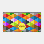 明るいレトロカラフル三角形パターンモノグラム デスクマット (正面)