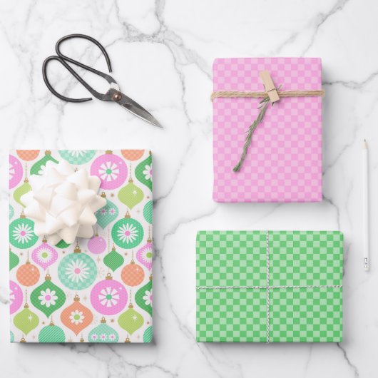 明るいレトロクリスマスオーナメントとチェックパターン ラッピングペーパーシート (正面)