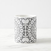明るいレースのよう灰色の背景の白い四角 コーヒーマグカップ (中央)