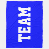 明るいロイヤルブルーに白いボールド体のTEAMロゴ フリースブランケット (正面)