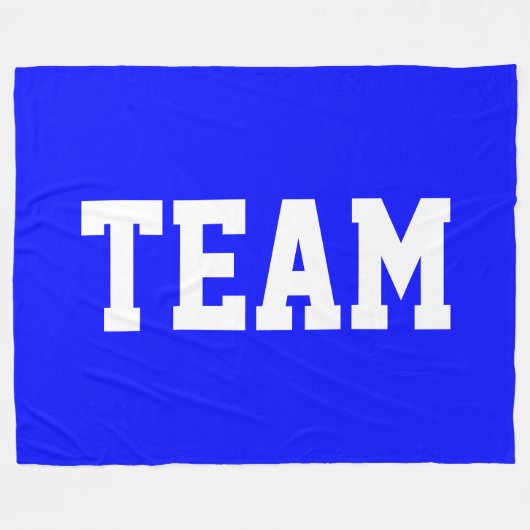 明るいロイヤルブルーに白いボールド体のTEAMロゴ フリースブランケット (正面(横))