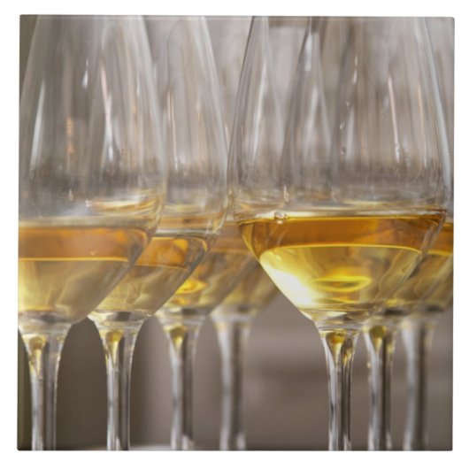 明るいワインテイスティンググラスの2列 タイル (正面)