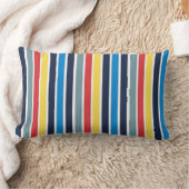 明るい数々の色の垂直ストライプ色。 ランバークッション (ブランケット)