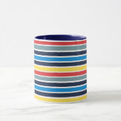 明るい数々の色の水平ストライプ色。 マグカップ (中央)
