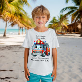 明るい日に明るい漫画の消防士トラック Tシャツ