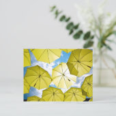 明るい日当たりの良いイエロー傘 ポストカード (スタンド正面)