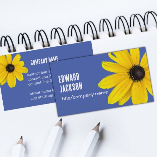 明るい樹色の日当たりの良い黄色い花の青い写真 名刺