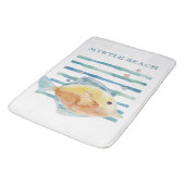 明るい水色の熱帯魚、ビーチ休暇 バスマット (アングル)