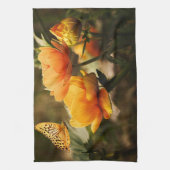 明るい深い黄色の花と蝶 キッチンタオル (縦)