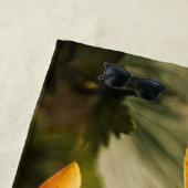 明るい深い黄色の花と蝶 ビーチタオル (インサイチュ)