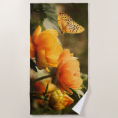 明るい深い黄色の花と蝶 ビーチタオル (正面)