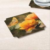 明るい深い黄色の花と蝶 ペーパーコースター (アングル)