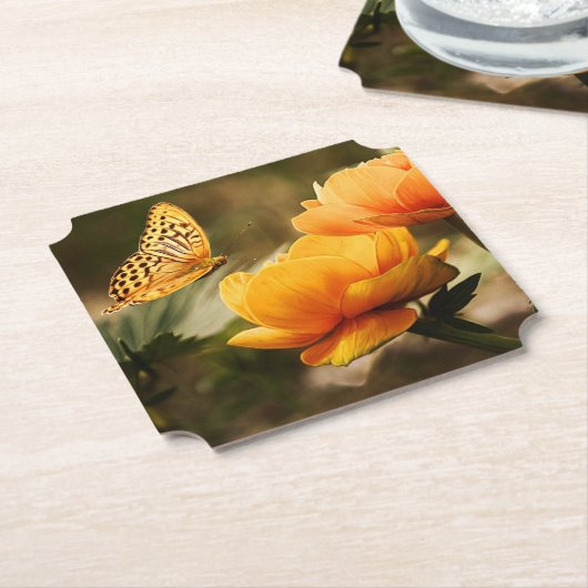 明るい深い黄色の花と蝶 ペーパーコースター (アングル)