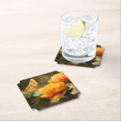 明るい深い黄色の花と蝶 ペーパーコースター (インサイチュ)