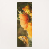 明るい深い黄色の花と蝶 ヨガマット (正面)