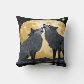 明るい満月の下で狼が吠える クッション (正面)