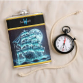 明るい満月の下を航海する恐ろしい海賊の船 フラスク