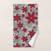 明るい灰色とつる植物にバーガンディの花 バスタオルセット (ハンドタオル)