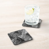 明るい灰色と暗い丸い形状。 コースター (右側)