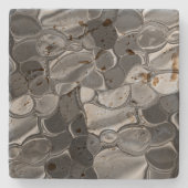 明るい灰色と暗い丸い形状。 ストーンコースター (正面)