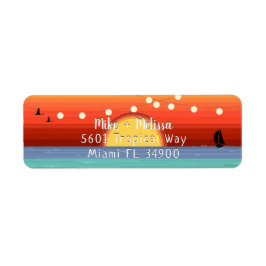 明るい熱帯の夕日とストリングライト ラベル