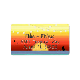 明るい熱帯の夕日とストリングライト ラベル