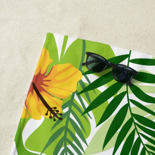 明るい熱帯葉の花とミセス ビーチタオル (インサイチュ)