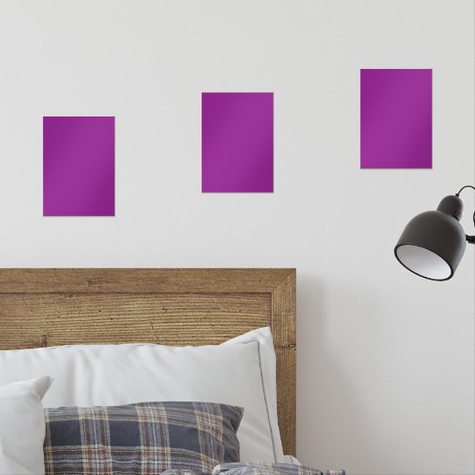 明るい白でアクセントをつけた深いの紫色の背景 (寝室)