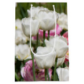 明るい白とピンクのチューリップが太陽の光を浴びて輝く日    ミディアムペーパーバッグ (裏面)