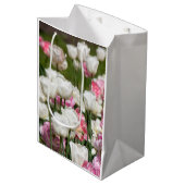 明るい白とピンクのチューリップが太陽の光を浴びて輝く日    ミディアムペーパーバッグ (正面アングル)