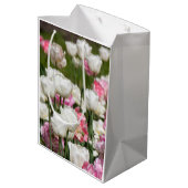 明るい白とピンクのチューリップが太陽の光を浴びて輝く日    ミディアムペーパーバッグ (裏面アングル)