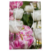 明るい白色とピンクのチューリップが太陽の光を浴びる日  ミディアムペーパーバッグ (正面)