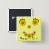 明るい目をした黄色い野生の花のスマイル 缶バッジ (正面&裏面)