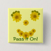 明るい目をした黄色い野生の花のスマイル 缶バッジ (正面)