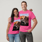 明るい空のグラフィックを持つ山々 Tシャツ (ユニセックス)